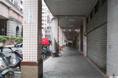 住家騎樓可以停車嗎|騎樓停車規定你知道嗎？人行道違停檢舉要小心